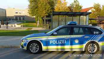 Nach angekündigter Gewalttat: Polizeiauto vor der Schule in Oberding