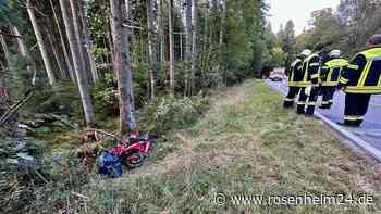 Tödlicher Motorradunfall bei Babensham: Junger Mann überschlägt sich und prallt gegen Baum