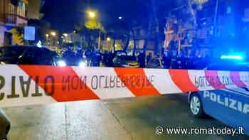 Armato di machete ferisce due uomini in strada e scappa. Uno in pericolo di vita