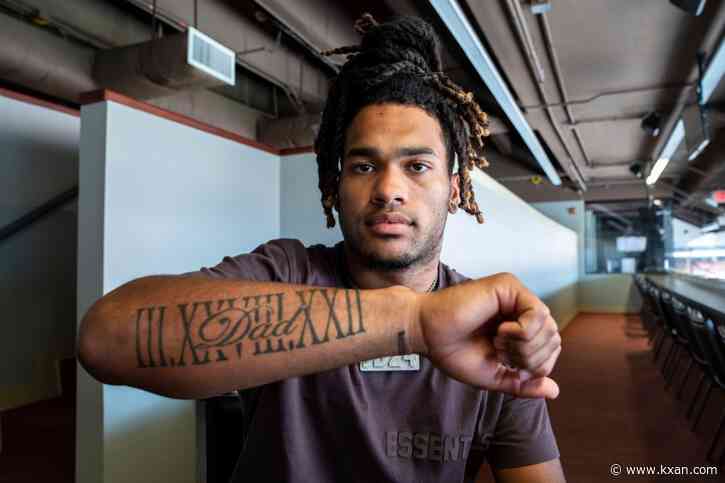 Texas RB Jonathon Brooks honors father's memory with every touchdown for No. 3 Longhorns