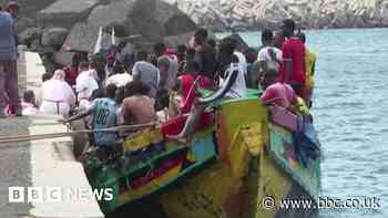 Boat carrying 280 migrants lands in Canary Islands