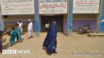 Pakistan orders Afghan asylum seekers out of country by November