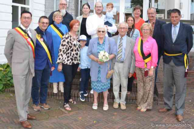 Victor en Bernise als briljanten paar ontvangen op gemeentehuis