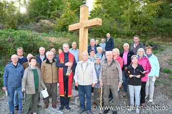 Neues Wegkreuz auf dem Heineberg in Brenkhausen eingeweiht