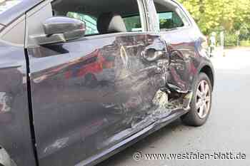Lastwagen drückt Auto in Enger gegen Bordstein