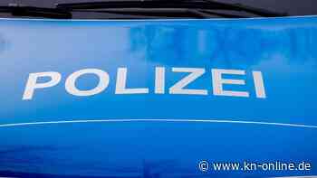 Mann transportiert Marihuanapflanze im Rucksack