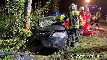 Autofahrer (18) prallt gegen Baum