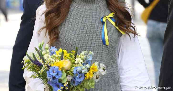 Kate packt Hilfspakete für ukrainische Flüchtlinge