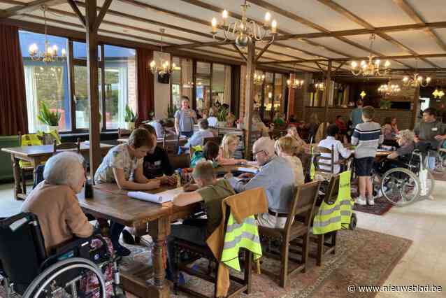 Bewoners van woonzorgcentrum en zesdejaars genieten samen van elkaar