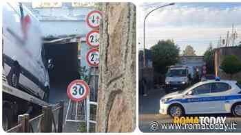 Incastrato con il furgone nel sottopasso, ponte danneggiato e strada chiusa