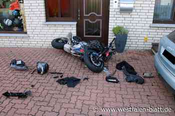 Nach Kollision: Motorradfahrer wird gegen Hauswand geschleudert
