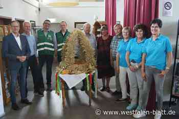Landwirte und Landfrauen überreichen der Stadt Löhne die Erntekrone