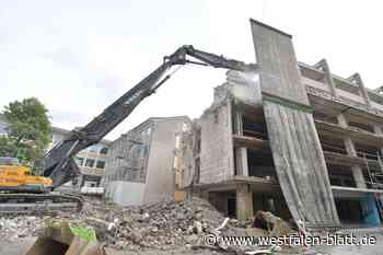 Bagger knabbert die Stadtverwaltung in Paderborn klein