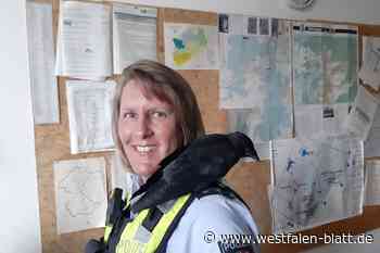 Dohle „Klaus“ findet bei der Polizei in Bad Lippspringe eine Schulter zum Anlehnen