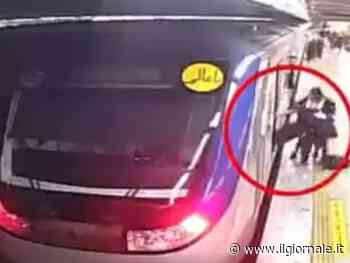 "Picchiata e mandata in coma perché senza velo": l'Iran teme un nuovo caso Masha