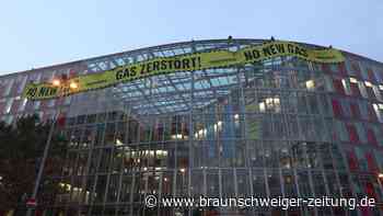 Gegen Wal-Gefährdung: Greenpeace protestiert auf Uniper-Zentrale