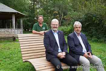 Rotary-Club Bad Driburg spendet Waldsofa für den Brakeler Bürgerwald