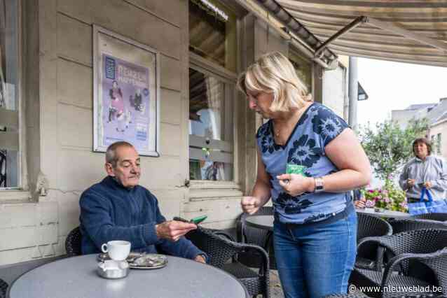 Milieudienst deelt zakasbakjes uit tijdens wekelijkse markt