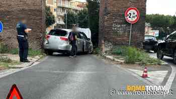 Incidente sulla Togliatti: auto contro l'acquedotto, danneggiato l'arco dell'Alessandrino
