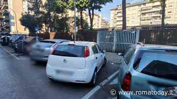 La maestra si sente male ma l'ambulanza non riesce ad entrare nella scuola per la sosta selvaggia