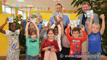 Traunsteins Oberbürgermeister Dr. Hümmer bringt Erstklässlern Geschenke