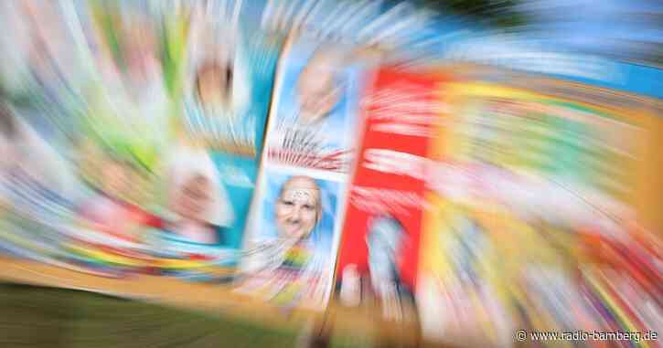 Mann bedroht Passanten und beschädigt Wahlplakate