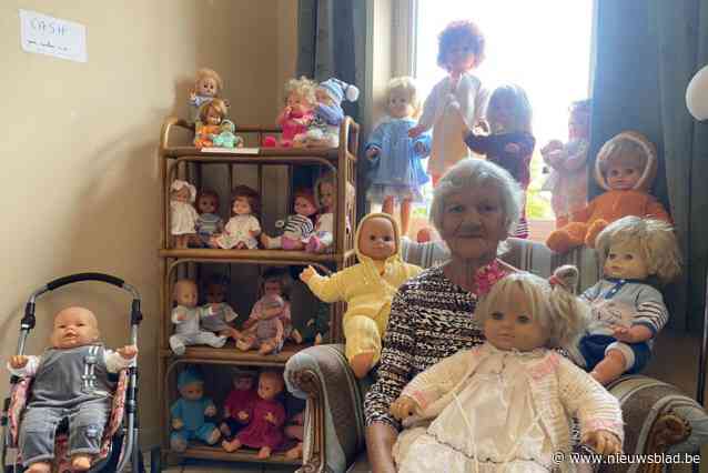 Alle poppen van Jacqueline (79) staan te koop nu ze met alzheimer kampt: “Een maand lang poppen gewassen en omgekleed”