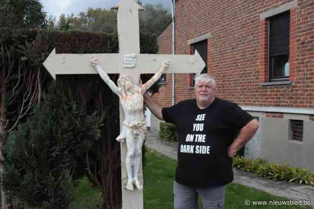 Erwin (65) krijgt opnieuw belangstelling voor kruis ter ere van grootvader: “Hij was een van de overlevenden van de Titanic”