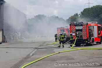 Halle: Brennendes Altpapier sorgt für dreistündigen Feuerwehreinsatz