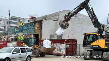 Burghauser Tierschutzaktivist seilt sich in Salzachzentrum ab und klaut Lebensmittel