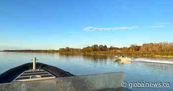 Boaters stranded on Lake Winnipeg, cell phone dies when calling RCMP