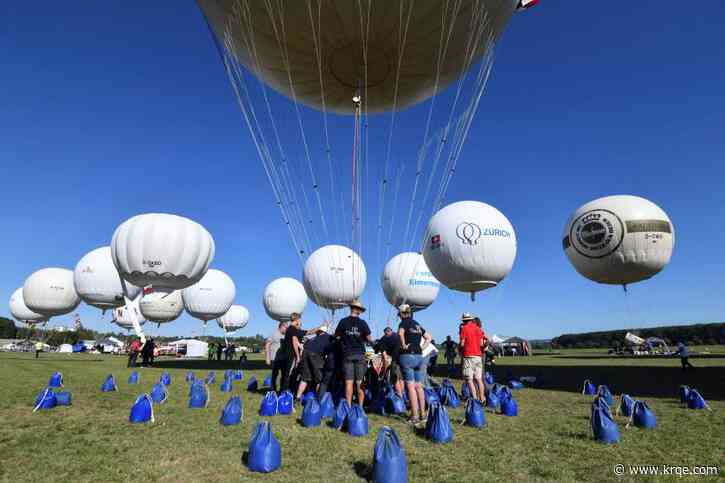 Gas balloon race launching from Balloon Fiesta on Saturday