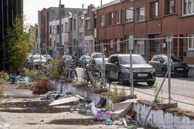 Stad grijpt in op ‘schandplek’ van Deurne-Noord en laat sluikstort opruimen: “De rekening presenteren we aan de eigenaar”