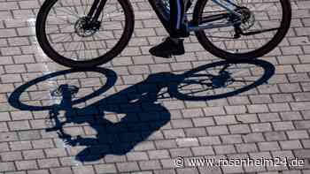 Junger Radfahrer (8) stößt in Grabenstätt mit Auto zusammen und bricht sich den Fuß