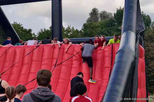 Leerlingen en leraars Atheneum bedwingen hindernissen op Survival Trophy