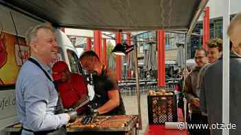 Hungrige Jenaer freuen sich: US-Generalkonsul gibt Bratwürste aus