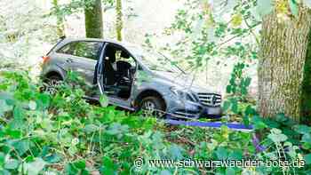 Autofahrer in der Klemme: Auto rollt bei Bad Herrenalb den Abhang hinunter