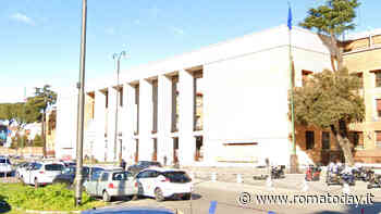 Incidente davanti all'università: si scontrano auto e scooter, ferita una studentessa