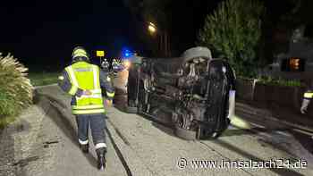 Unfall in Forsting: Peugeot bleibt nach Zusammenstoß auf Seite liegen
