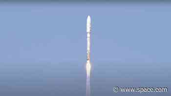 Atlas V rocket launches Amazon's 1st 2 internet satellites to orbit (video)