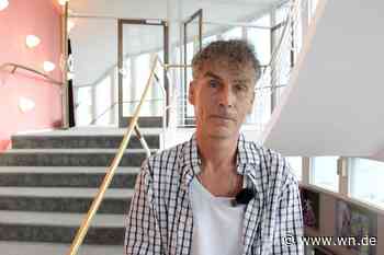 120 Menschen auf einer Bühne: Blick hinter den Vorhang eines Spektakels