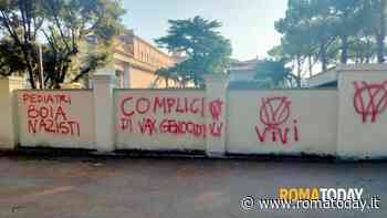 Blitz no vax al Bambino Gesù, imbrattati i muri e scritte contro i medici: "Pediatri boia nazisti"