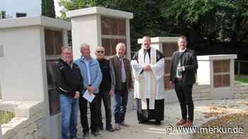 Neue Urnenwand auf dem Friedhof