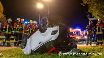 Audi kracht in Microcar: Leichtkraftfahrzeug bleibt auf Dach in Wiese liegen