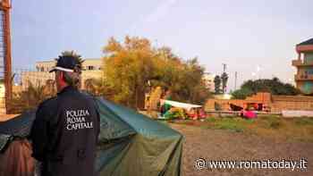 Ostia, accampamenti abusivi in spiaggia: blitz dei vigili