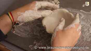 Hornburger Jugendliche modellieren mit Ton