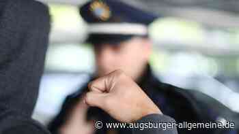 Jugendlicher schlägt Polizisten und geht eigene Mutter körperlich an