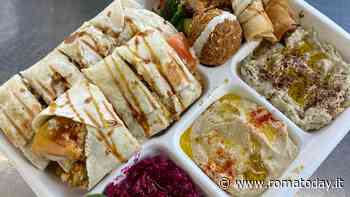 Di fronte a Roma Termini il chiosco di cucina siriana che dà lavoro ai rifugiati