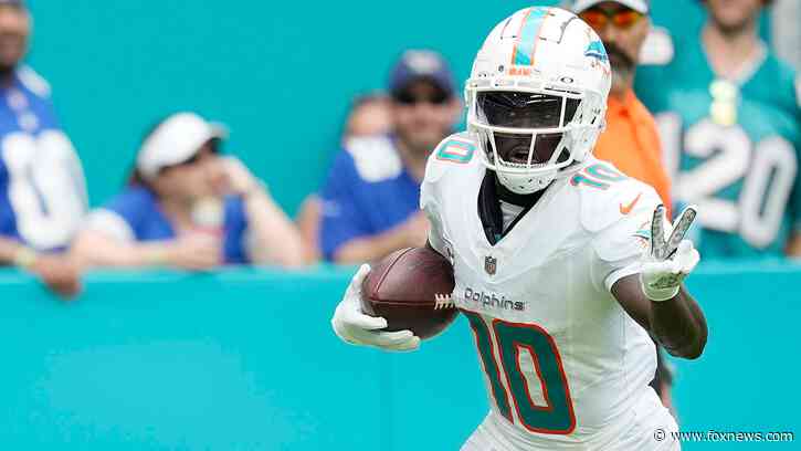 Dolphins fan swipes ball intended for Tyreek Hill's mom after Miami star's touchdown