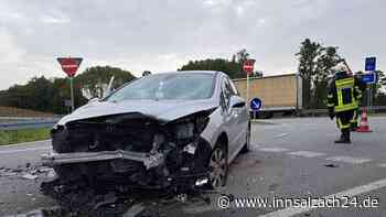 Unfall mit zwei Autos auf der B12 bei Heldenstein